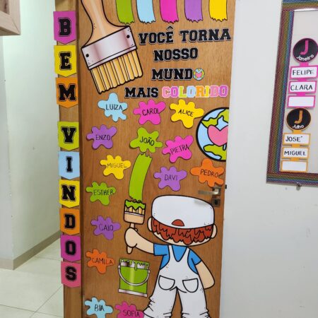 Porta Afetiva - Edição Cores: decoração colorida e personalizada para salas de aula, com nomes dos alunos e mensagem de acolhimento.