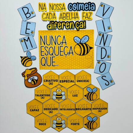 Painel Colmeia decorativo e educativo para salas de aula, com frases motivacionais, pôster central e bandeirolas temáticas, promovendo cooperação e união.